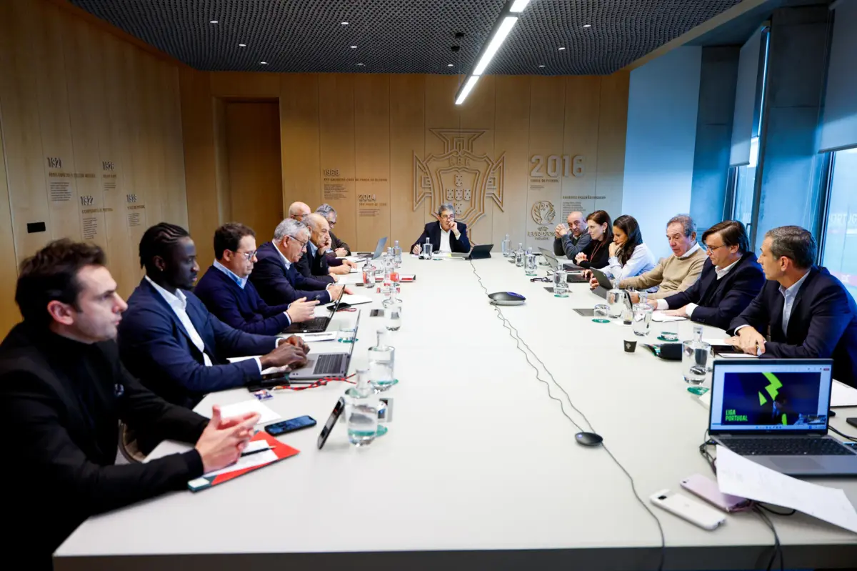 Fernando Gomes, presidente da FPF, reunido com a Direção