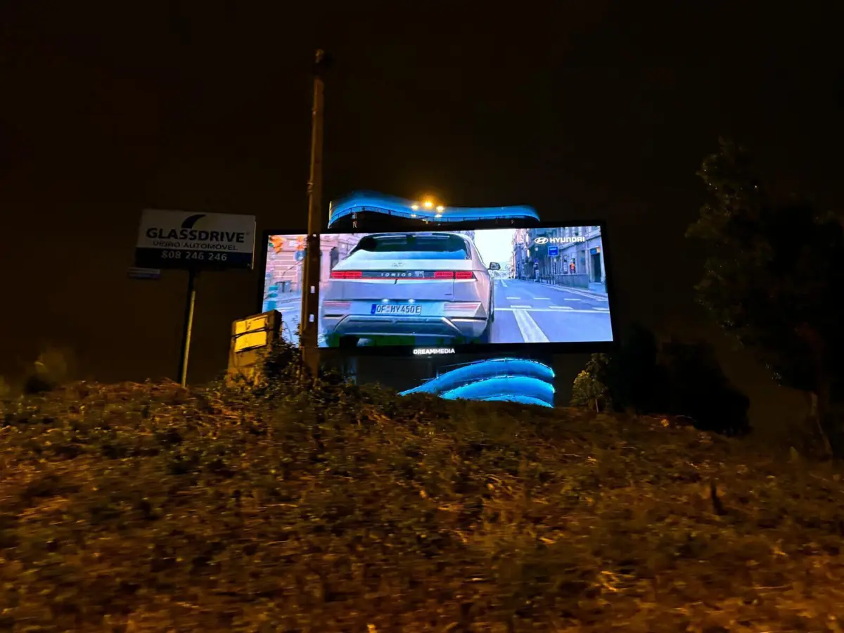 Sobre os painéis de grande formato, o executivo admite que "mantém reservas e dúvidas sobre as opções assumidas no referido caderno de encargos"