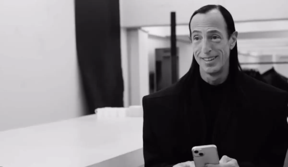 Imagem de contexto do artigo 'Designer' abre exposição e conta no OnlyFans com imagens dos pés