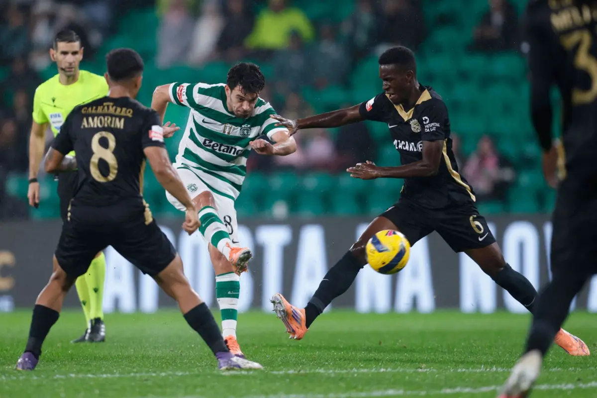 O momento em que Pedro Gonçalves dispara para um grande golo