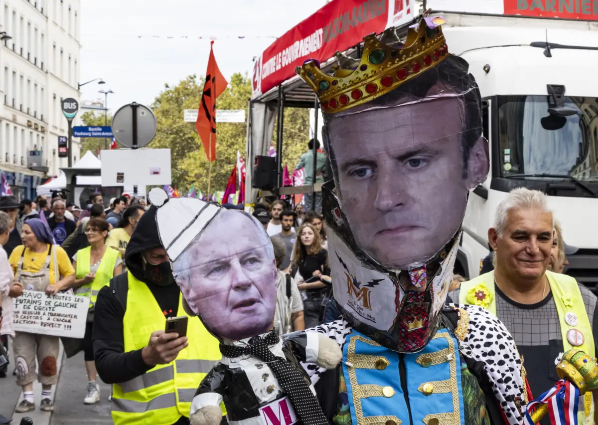 Manifestação em Paris contra Michel Barnier e Emmanuel Macron