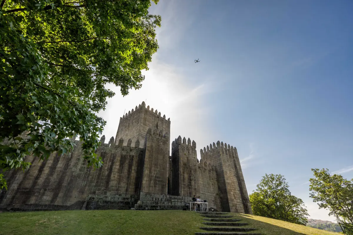 Grupos de vários pontos do país e do estrangeiro (França, Alemanha, Suíça) já começaram a chegar a Guimarães para tomarem parte na manifestação do 1143. No sábado, são esp