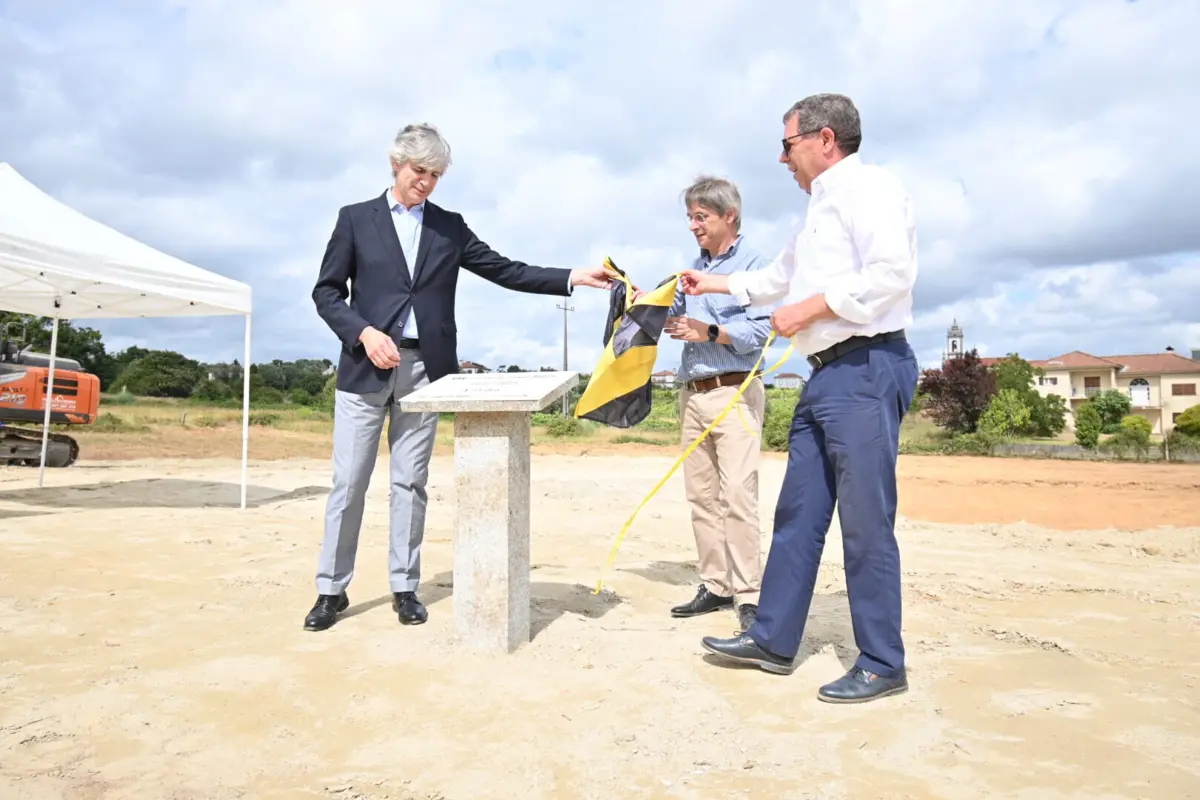 Cerimónia da colocação da primeira pedra