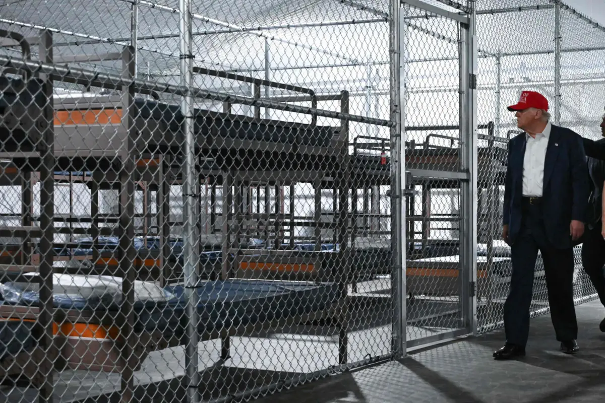 Trump durante visita ao centro de detenção em Ochopee, no estado da Florida.