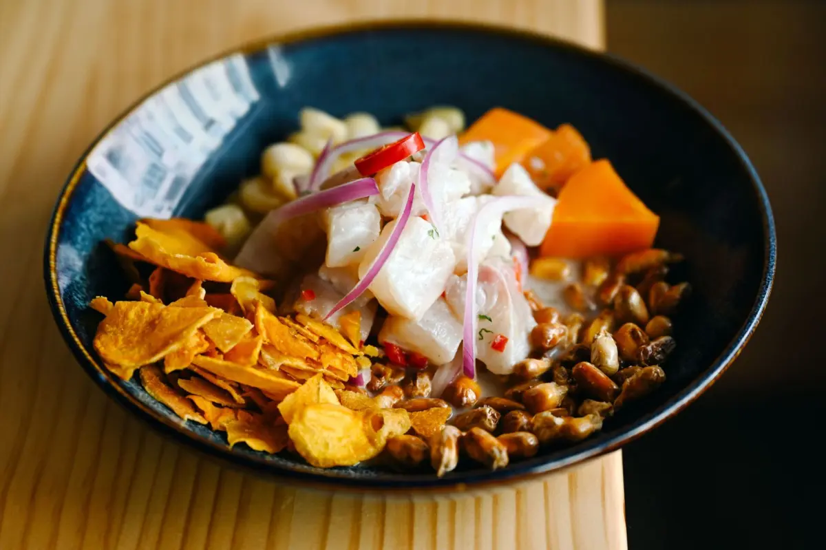 Os ceviches de peixe com milho frito e branco e leche de tigre são um dos ex-libris, mais há mais para provar.
