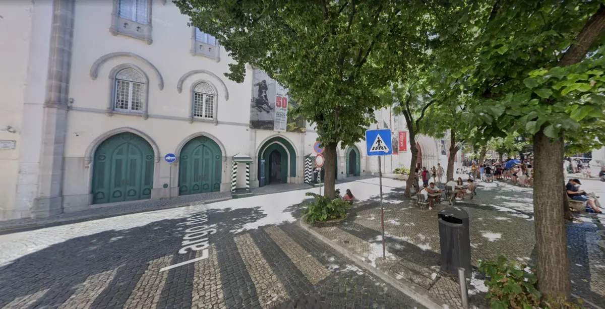 Homem passeava no Largo do Carmo, em frente à GNR, quando foi alvo de um assalto