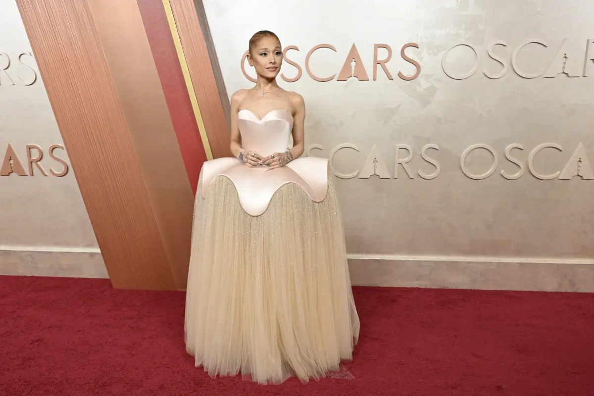 Ariana Grande usou um vestido Schiaparelli
