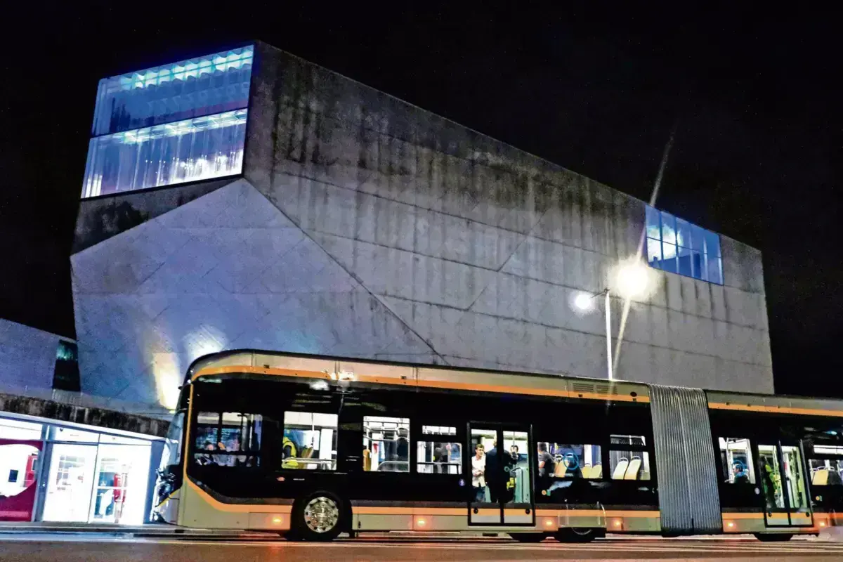 Metrobus em testes na Avenida da Boavista, junto à Casa da Música