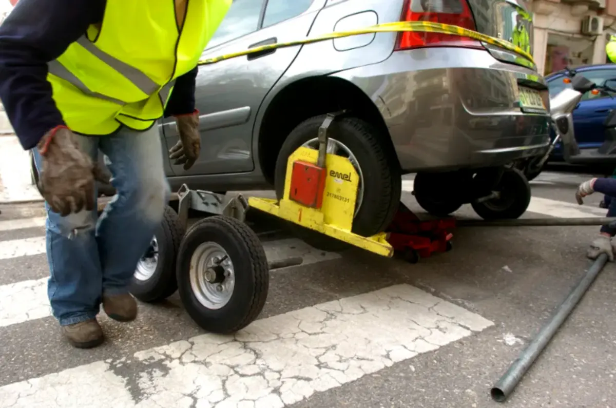 Homem recusou fazer teste do balão, ameaçou polícias e danificou bloqueador de roda