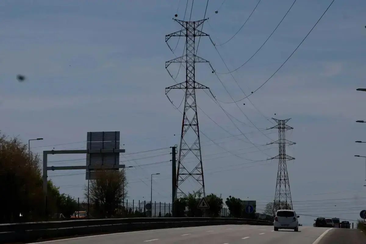 Cortes de energia ainda afetam milhares de clientes após a passagem da depressão Kristin