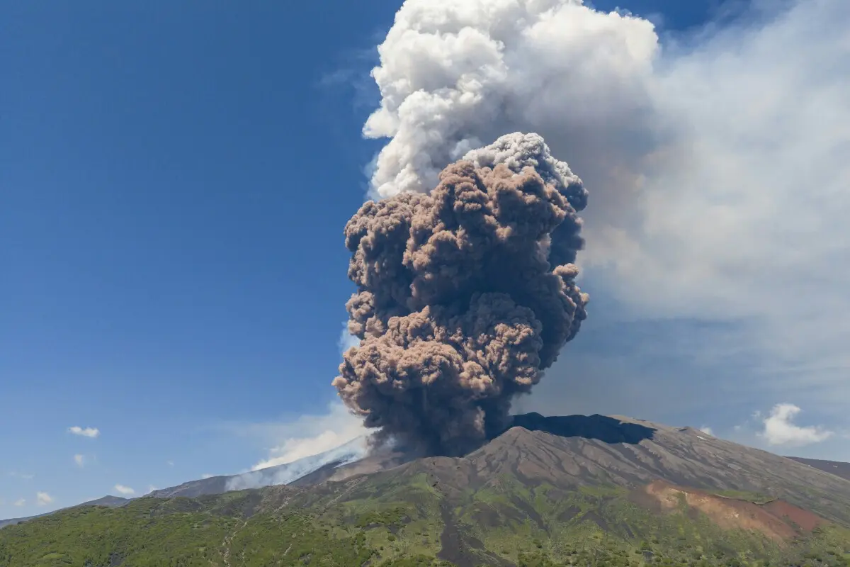 Erupção do Etna pode ser perfeitamente observada a partir da cidade vizinha de Catânia