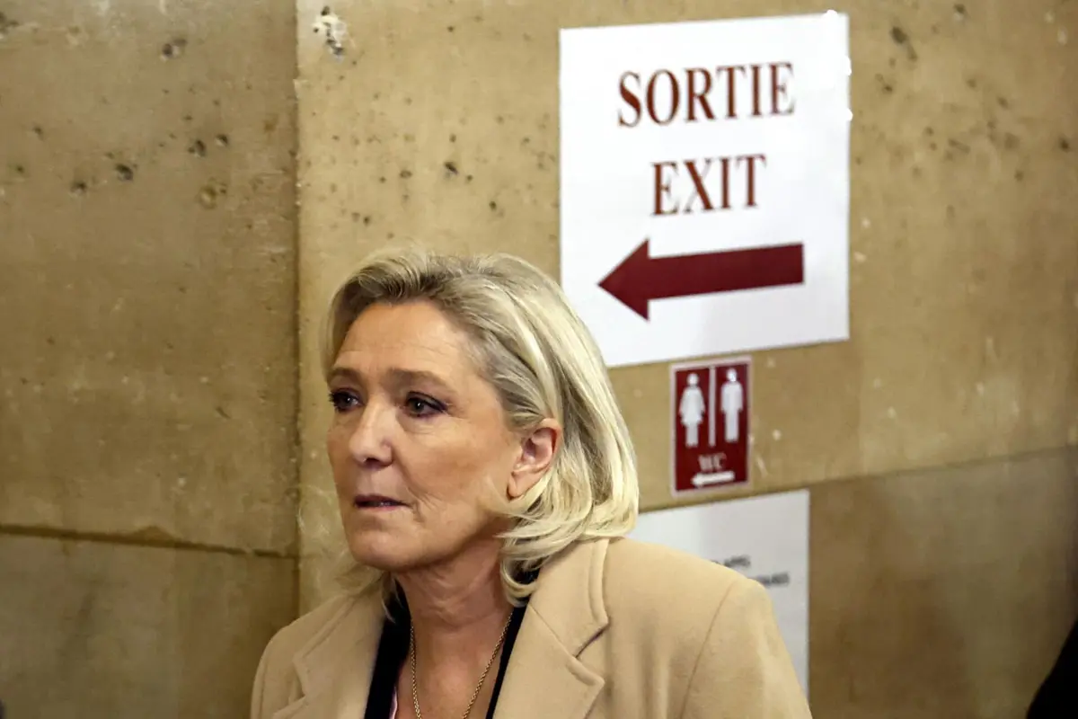 Le Pen mudou estratégia em recurso para poder candidatar-se às presidenciais do próximo ano.