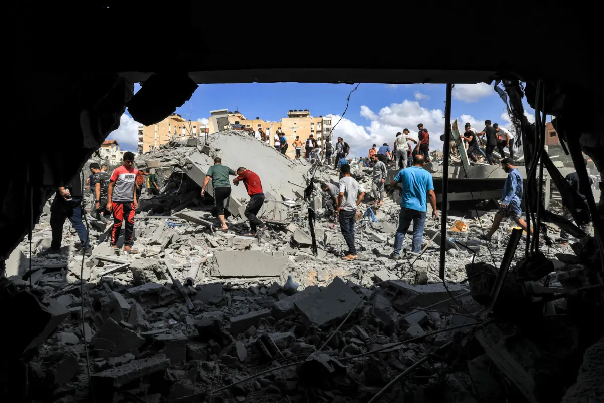 No chão, corpos de palestinianos mortos na explosão que atingiu o hospital Ahli Arab