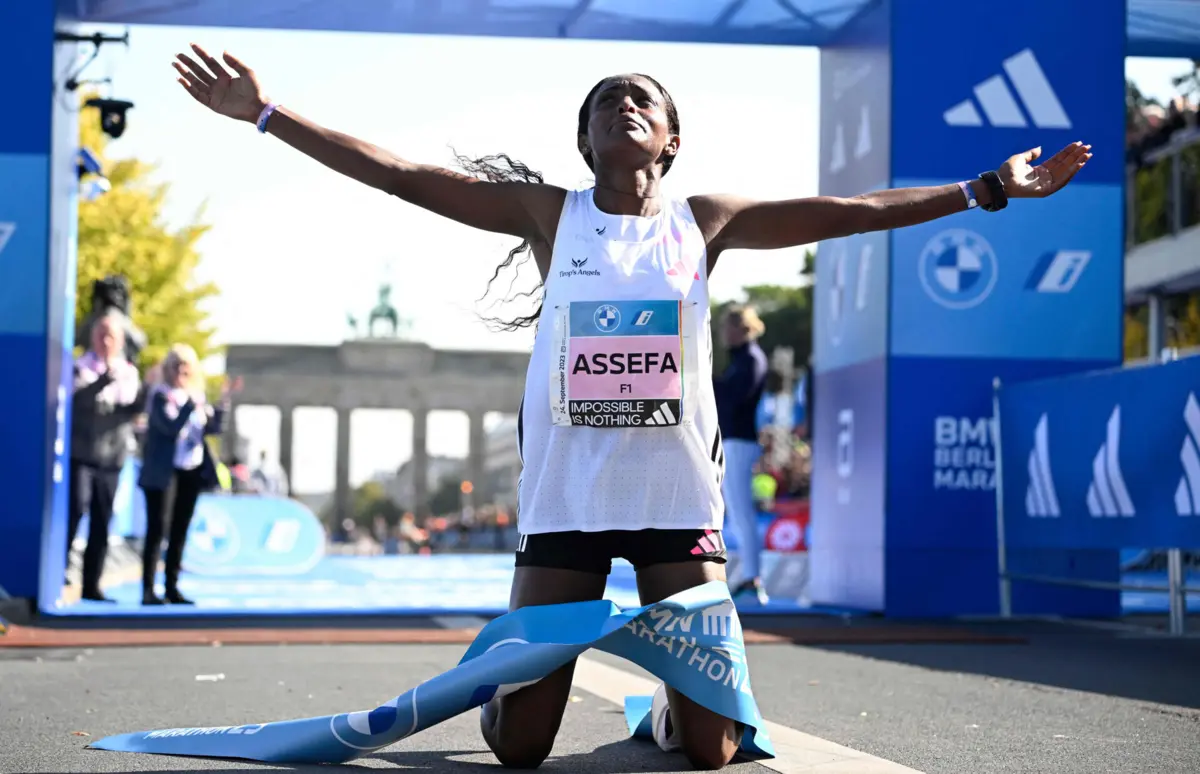 Tigst Assefa pulverizou o recorde feminino da maratona, ao vencer em Berlim em 2:11.53 horas