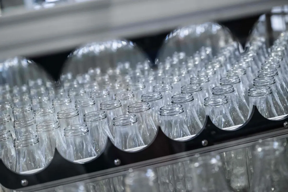 Os cientistas encontraram quase 100 partículas de microplásticos por litro em garrafas de vidro de refrigerantes, limonada, chá gelado e cerveja