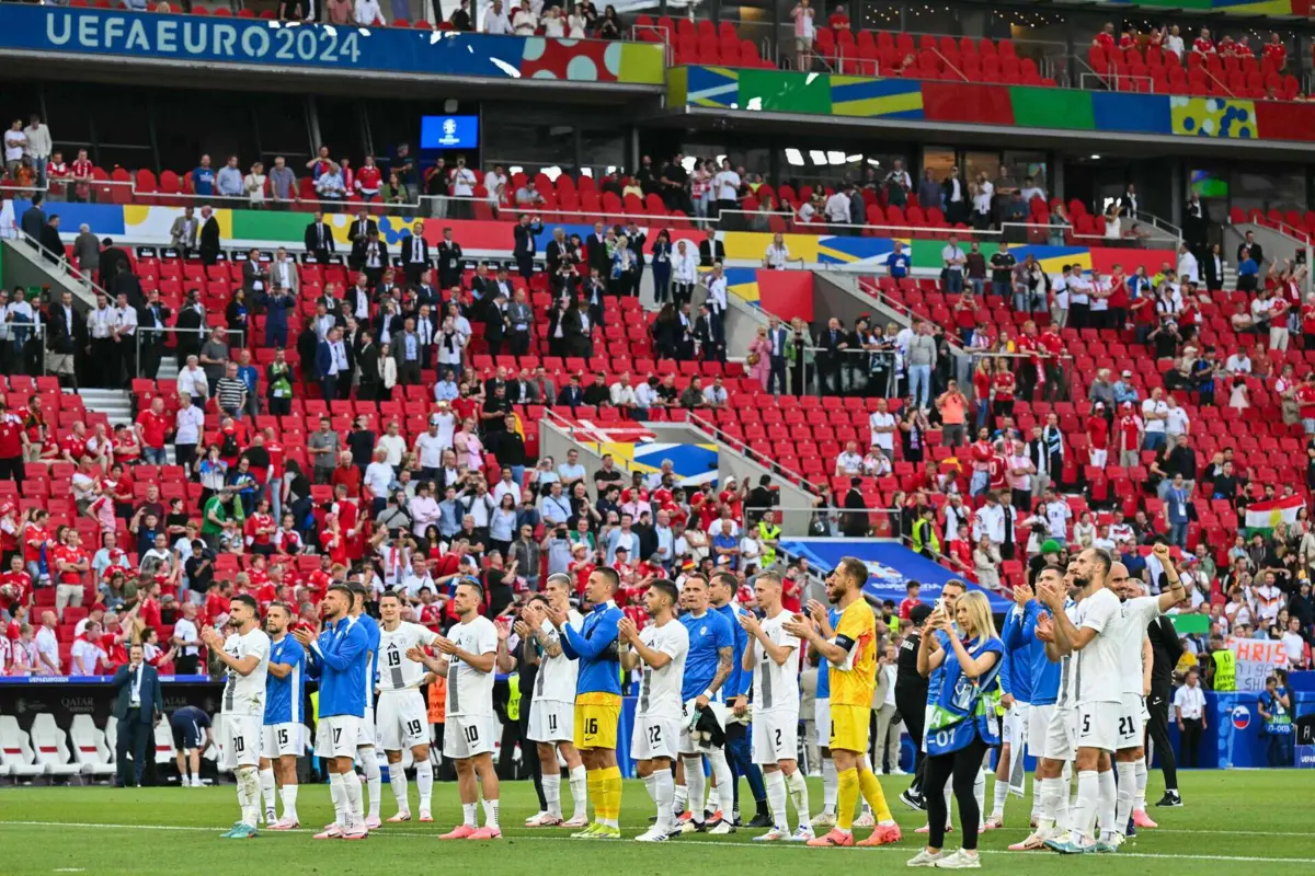 Jogadores eslovenos agradecem o apoio das bancadas