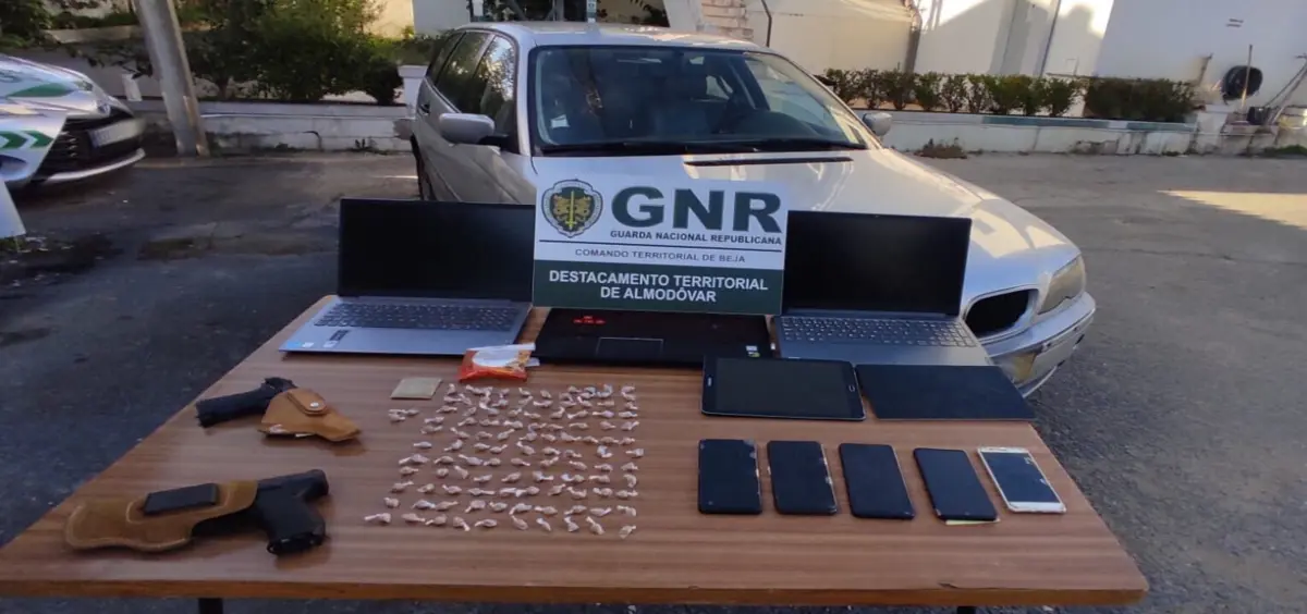 GNR deteve cincos suspeitos de tráfico e apreendeu droga e uma viatura, entre outros objetos