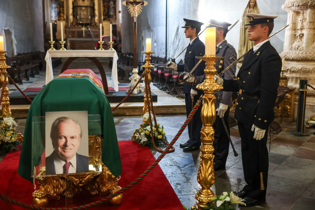 Missa antes do funeral realizou-se nos Jerónimos