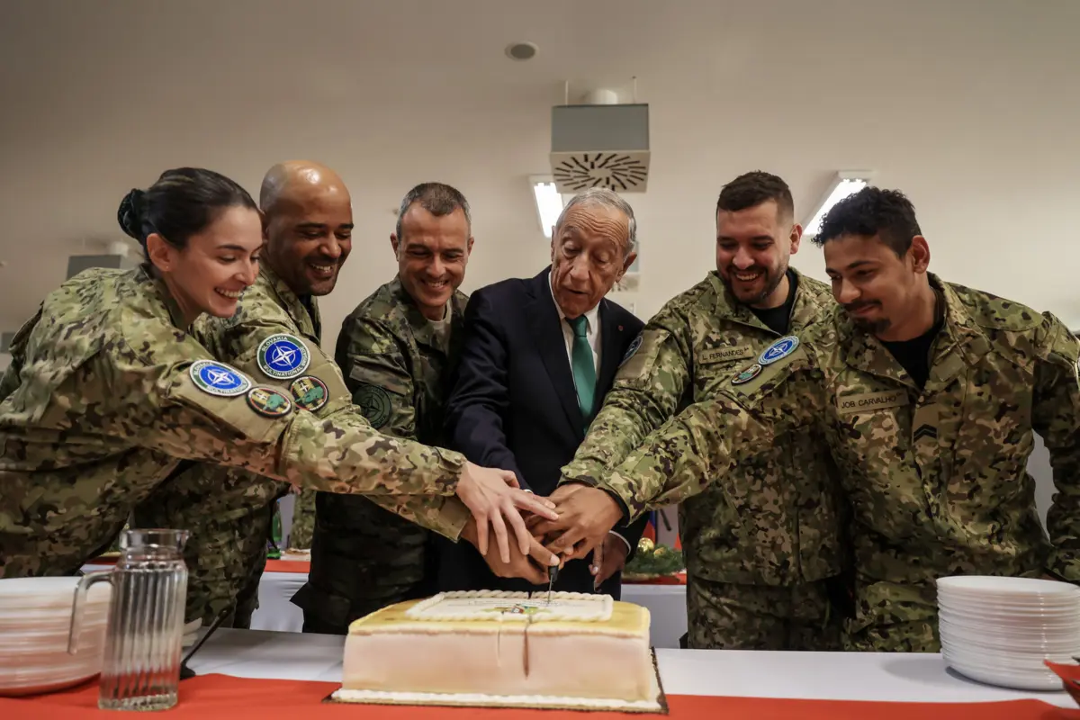Marcelo Rebelo de Sousa com militares portugueses na Eslováquia