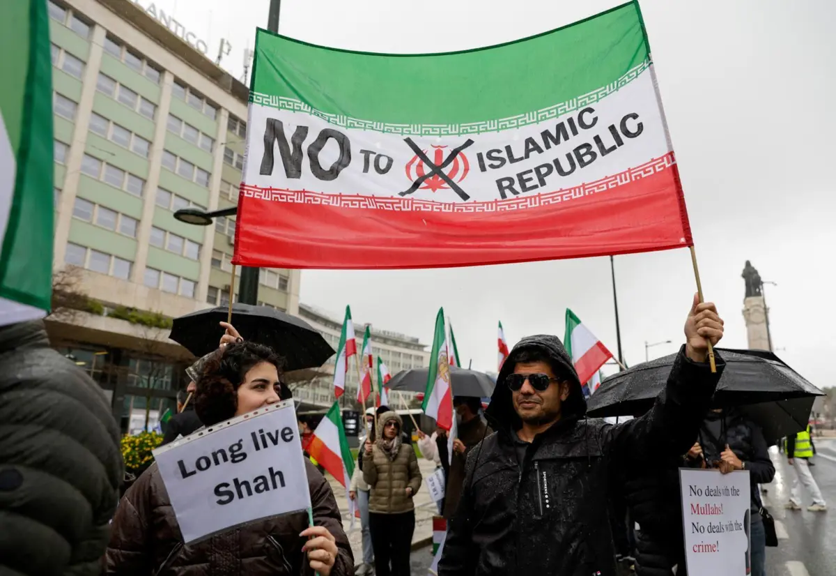 Manifestantes empunhavam bandeiras do Irão, de Portugal, Israel e EUA