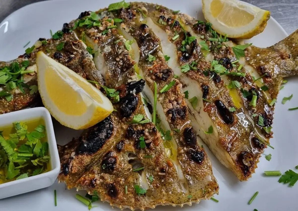 Imagem de contexto do artigo Prato do Dia: o peixe de gabarito no restaurante À do Fernando, em Olhão