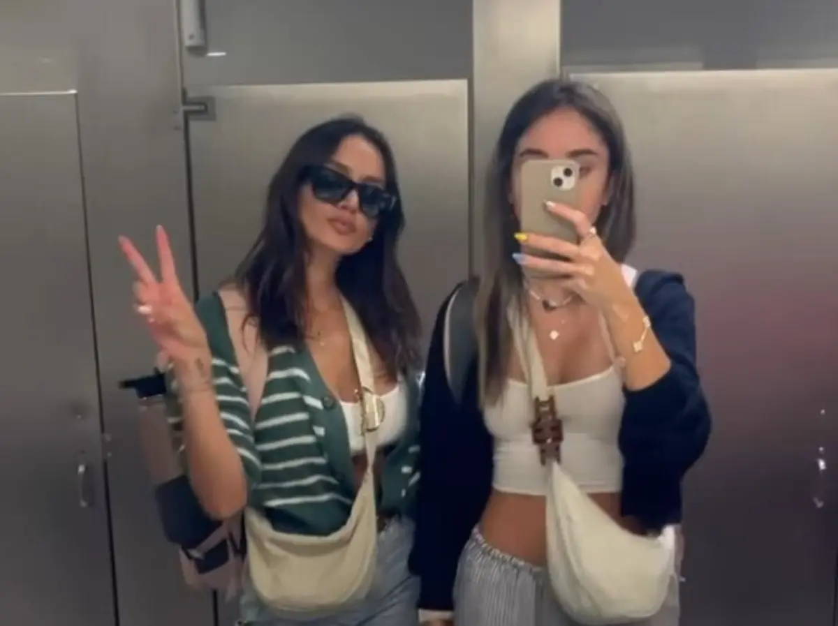 Teresa Araújo (à esquerda) com a amiga Tara Kehidi (à direita), ambas expulsas do avião