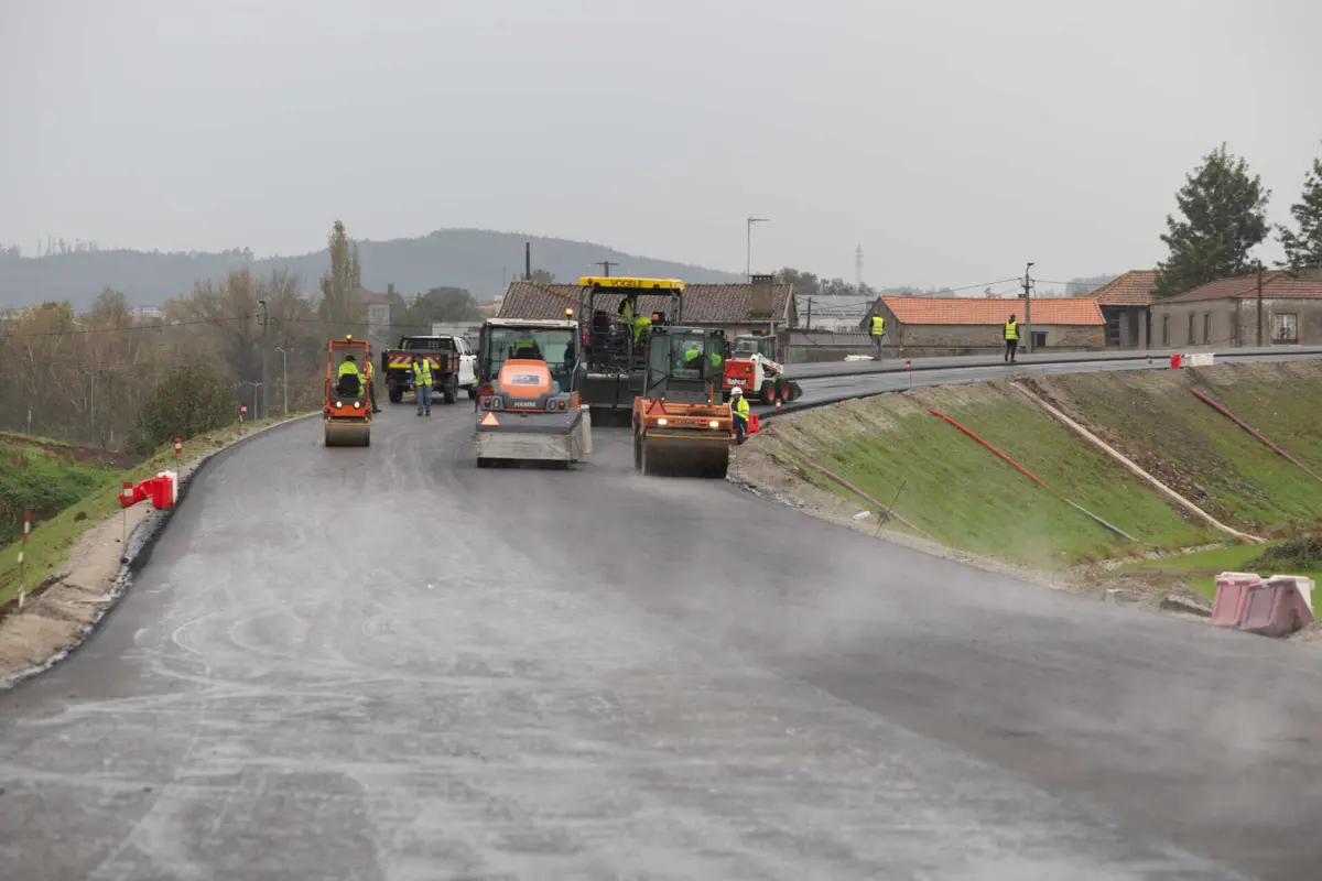 Troço junto à rotunda da escola está quase concluído