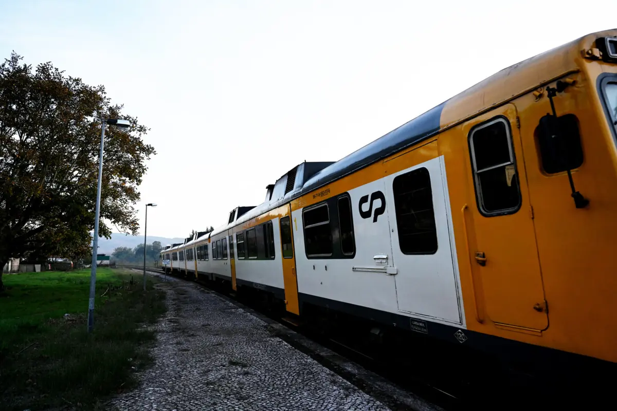 A vítima conseguiu fugir para o interior de um comboio que seguia para Sete Rios, em Lisboa