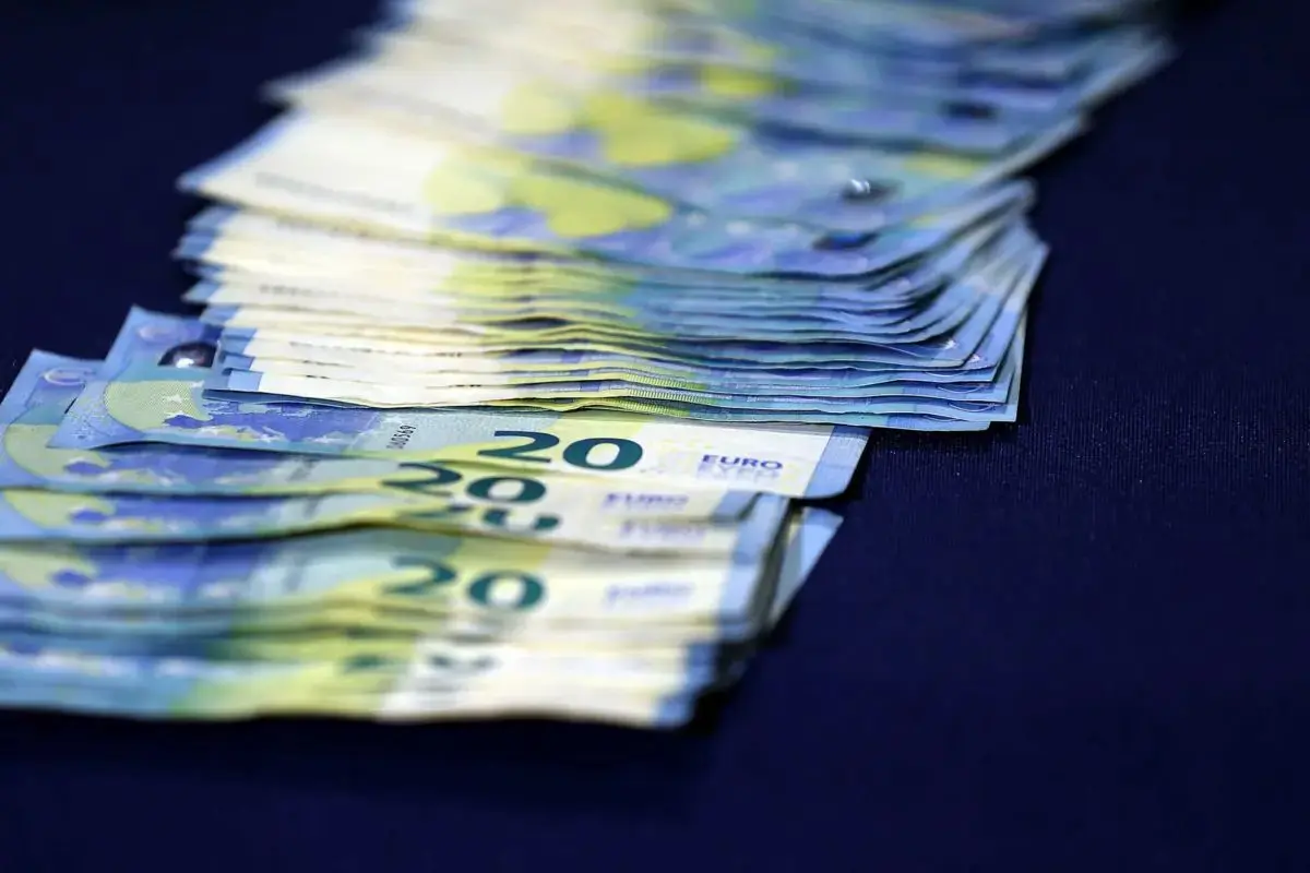 O casal terá celebrado contratos com dezenas de vítimas, que, confiando estarem a adquirir as moradias exibidas nos projetos, entregavam os valores que lhes eram solicitados