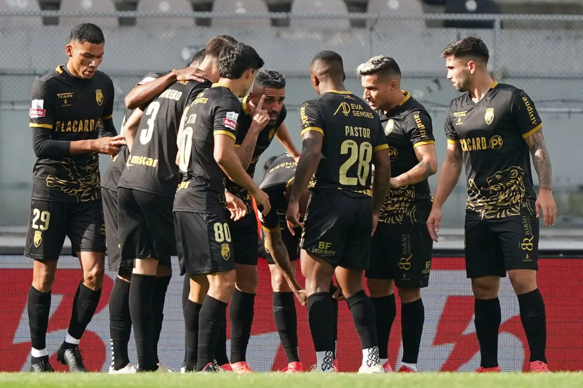 Farense venceu por 2-1 em Guimarães