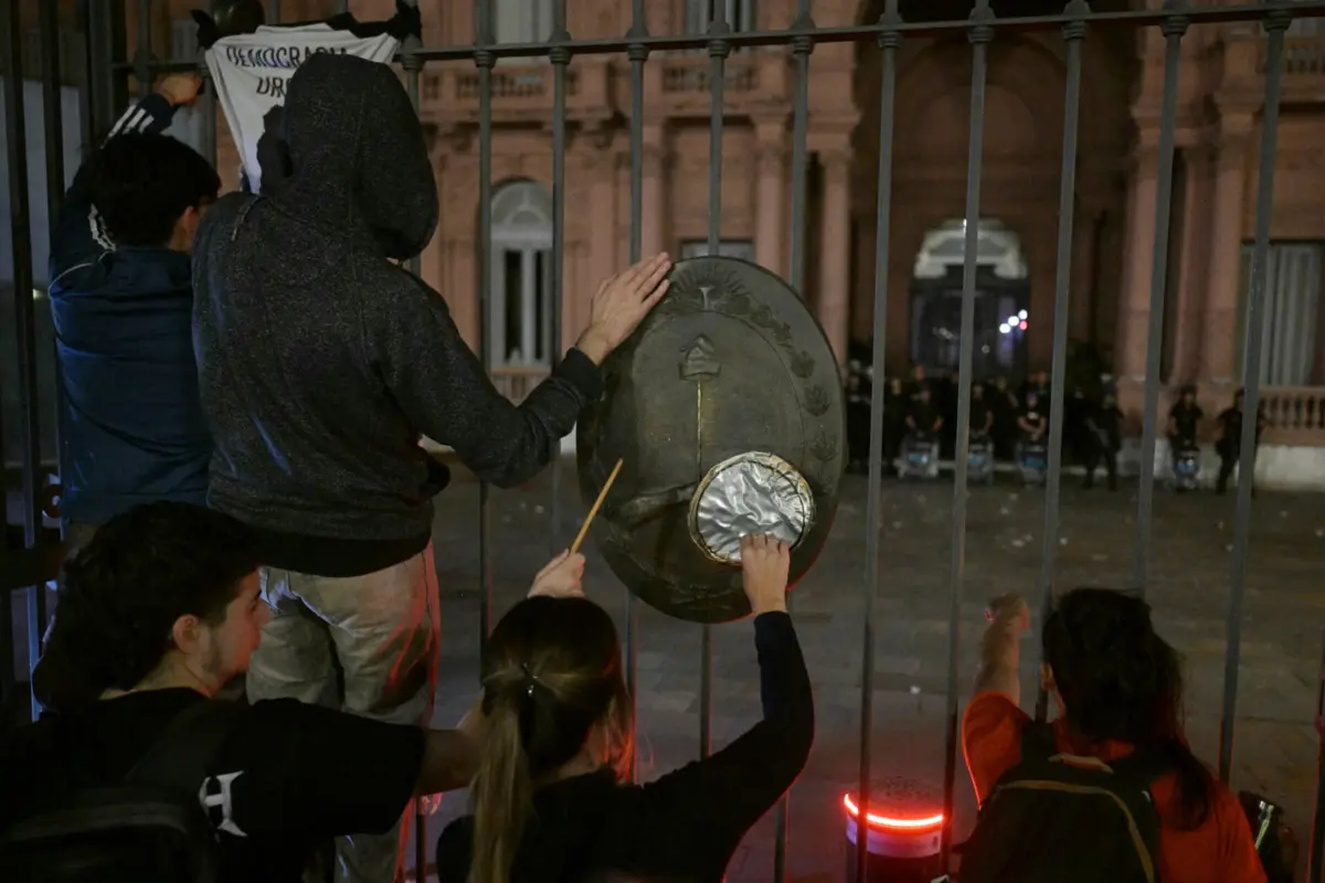 Durante o protesto, que se realizou na quinta-feira, 46 pessoas ficaram feridas. Entre elas está um fotojornalista que permanece internado em estado grave