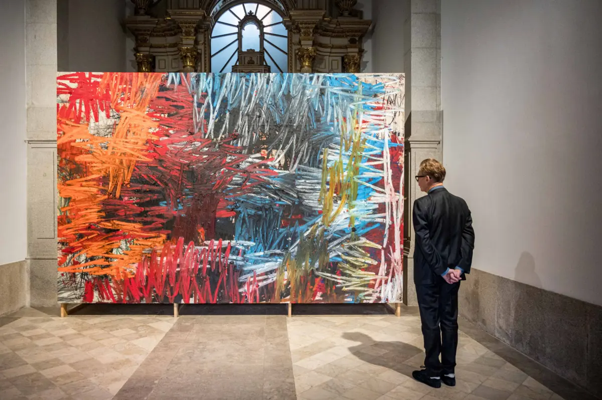 Philippe Vergne, diretor do Museu de Serralves, contempla um dos trabalhos da mostra