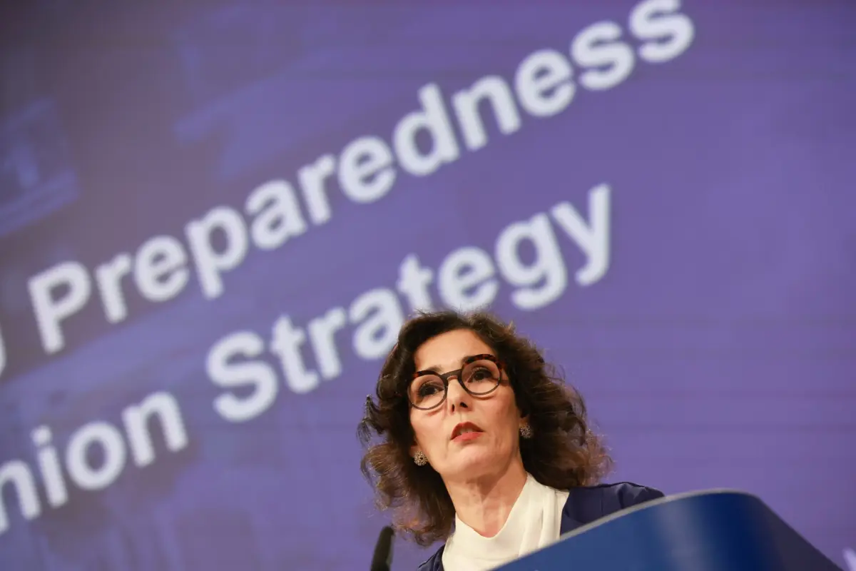 Comissária europeia Hadja Lahbib mostra o que tem na bolsa para sobreviver 72 horas