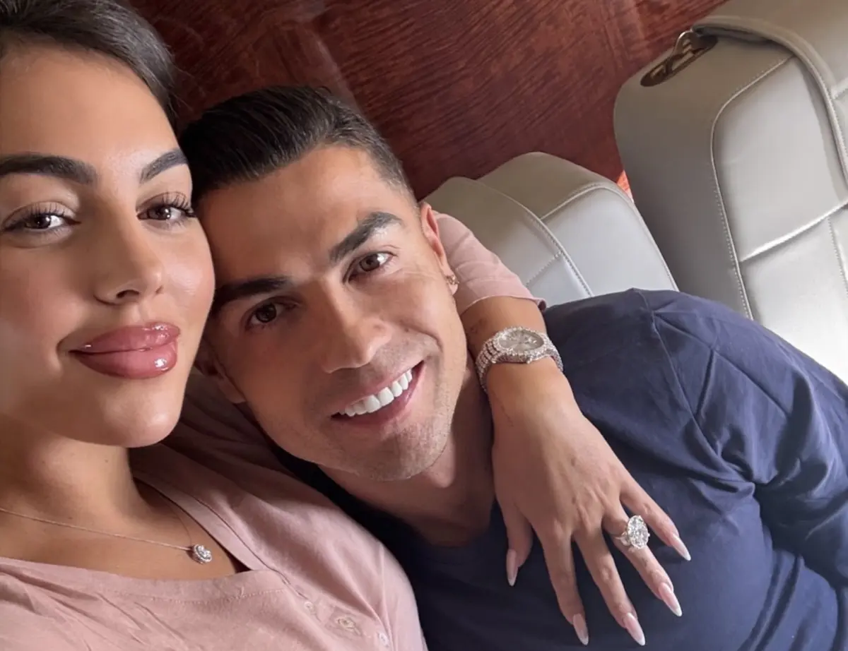 CR7 e Georgina Rodríguez estão noivos desde agosto de 2025, quando o jogador português fez o pedido de casamento de forma espontânea, num momento íntimo em família
