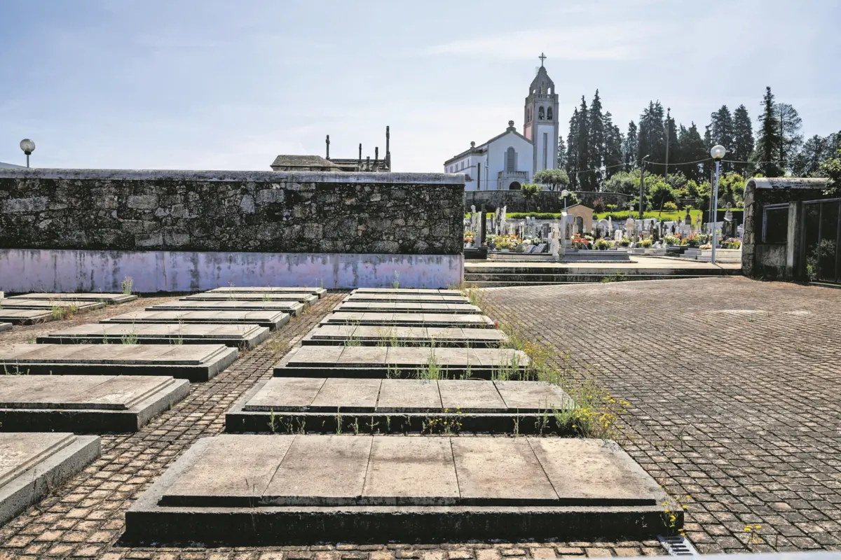 A utilização do espaço ampliado do cemitério de Riba de Ave, em Famalicão, foi suspensa em 2016, após uma providência cautelar