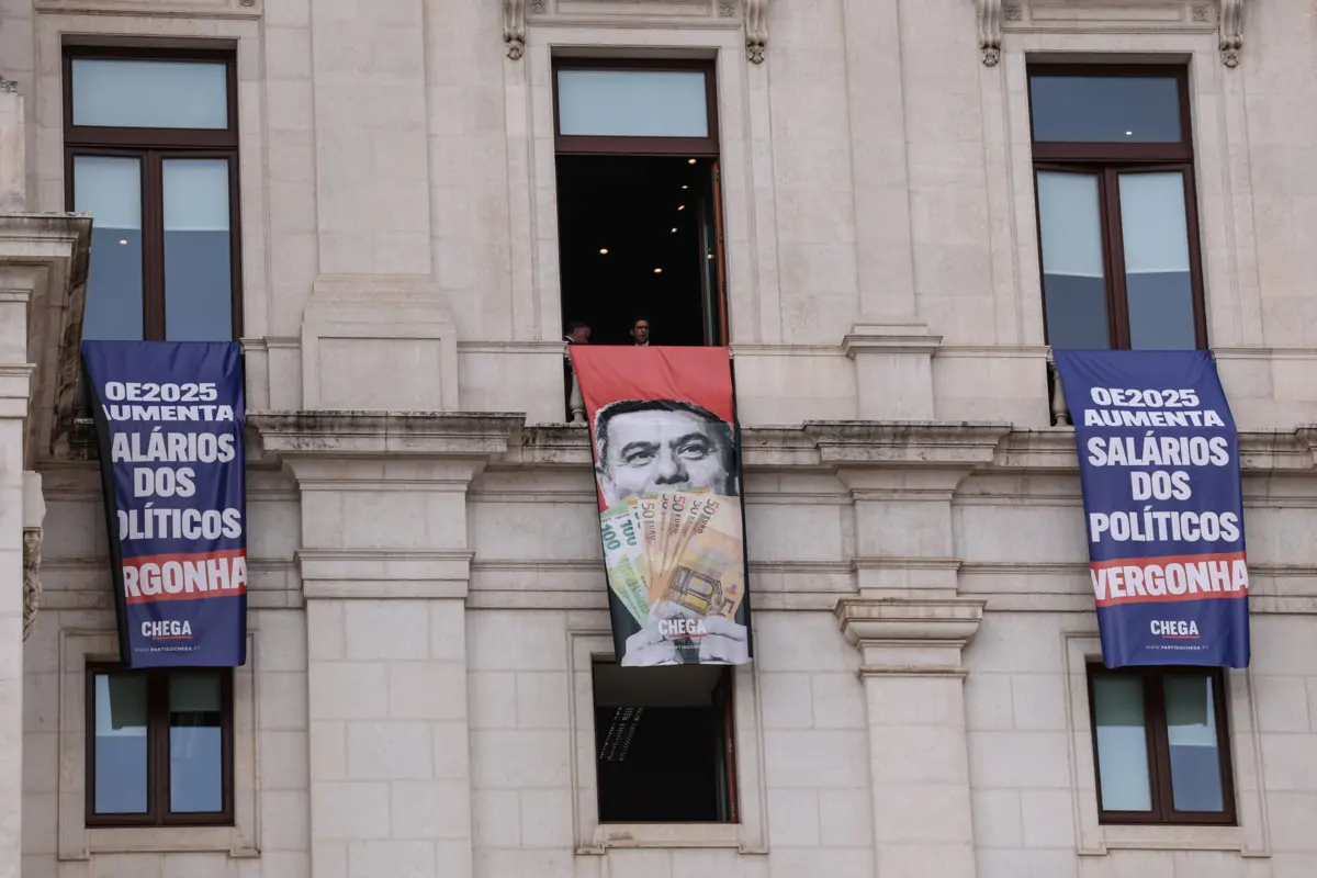 Cartazes do Chega contestam aprovação do Orçamento