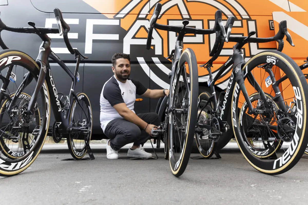 Miguel Vinhas, mecânico da Efapel, garante que nada falha nas bicicletas