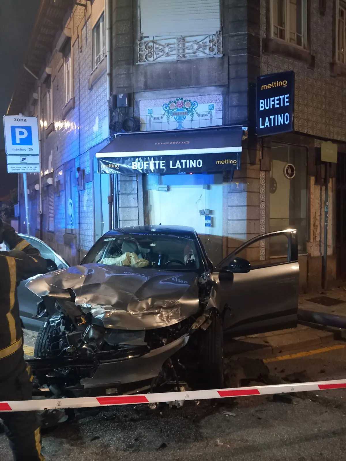 Da colisão entre os dois carros resultaram estragos no Bufete Latino