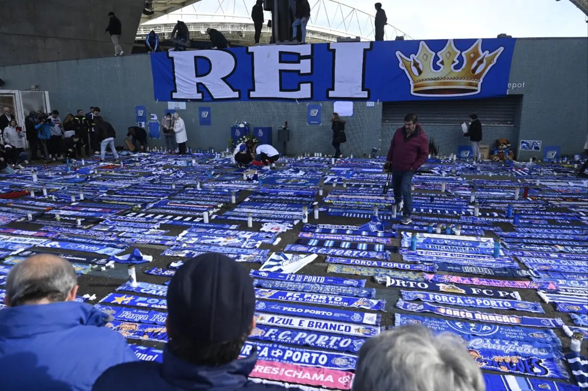 Mulher tentou roubar cachecóis no memorial de Pinto da Costa