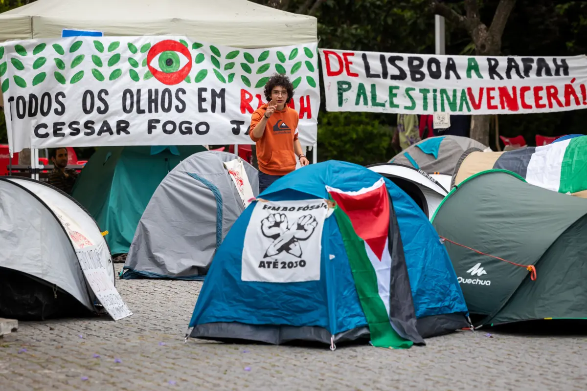 Na semana passada, estudantes universitários e do ensino secundário portugueses ligados a movimentos como a Greve Climática Estudantil e Estudantes pela Justiça na Palestina protestavam na Faculdade de Psicologia da Universidad