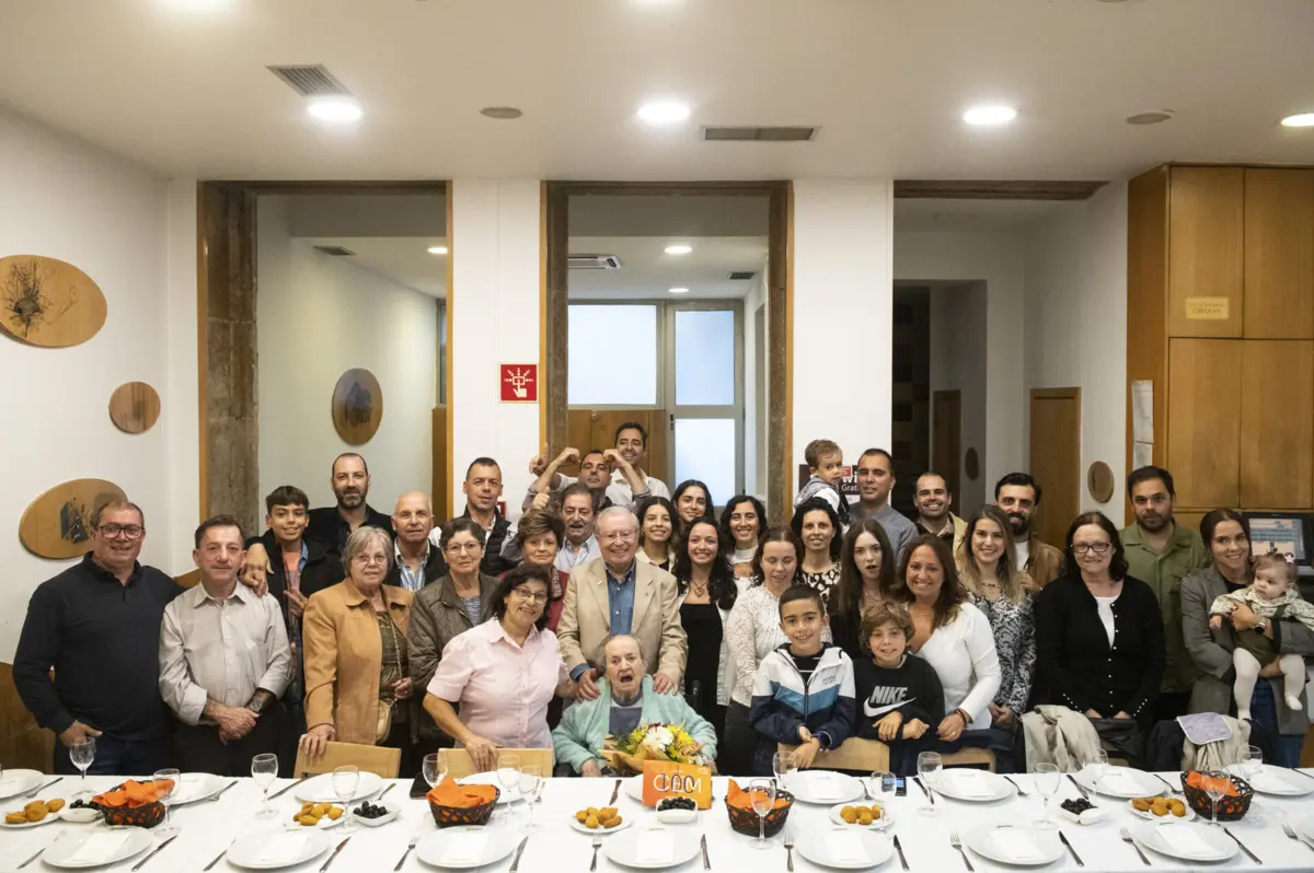 Elisa Pinto, ao centro, com a família no restaurante