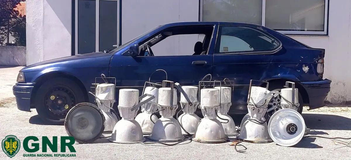 Militares detiveram dois homens e apreenderam 12 projetores.