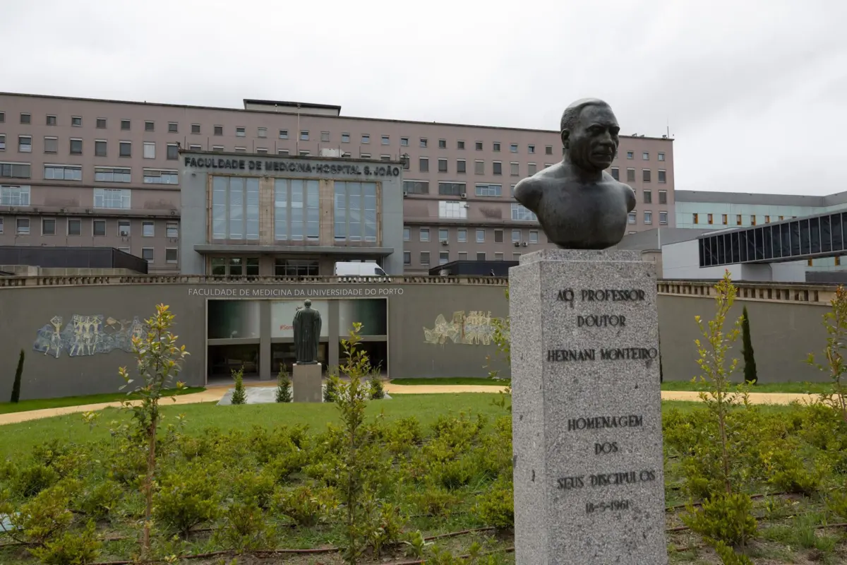 Imagem de contexto do artigo Alunos da Universidade do Porto reunidos de urgência para analisar caso do curso de Medicina