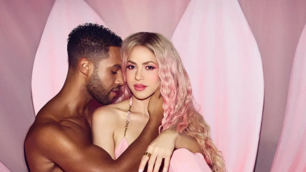 Shakira, de 48 anos, com Lucien Laviscount, de 31 anos