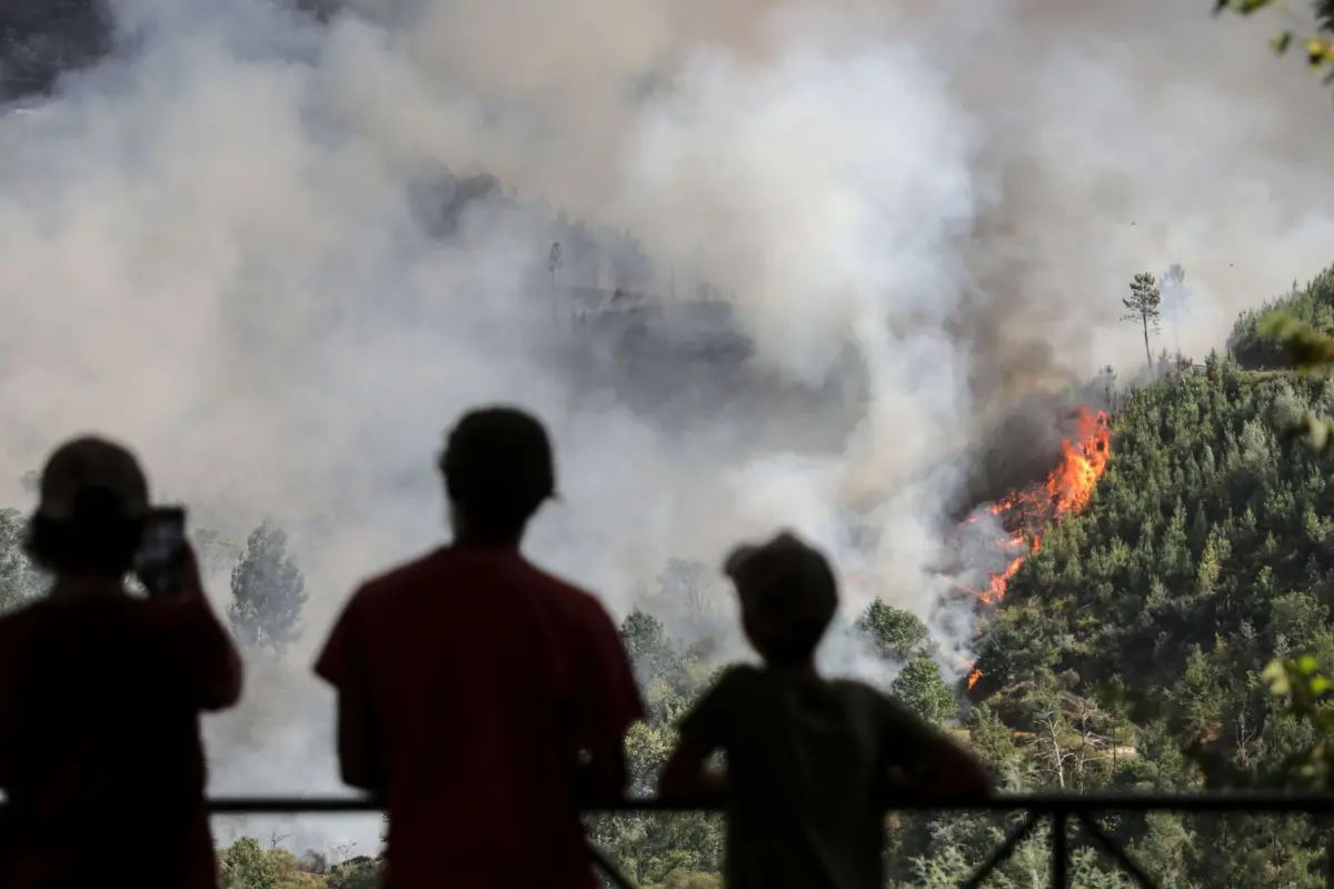 O incêndio que lavra no município de Arganil mantém duas frentes de fogo ativas