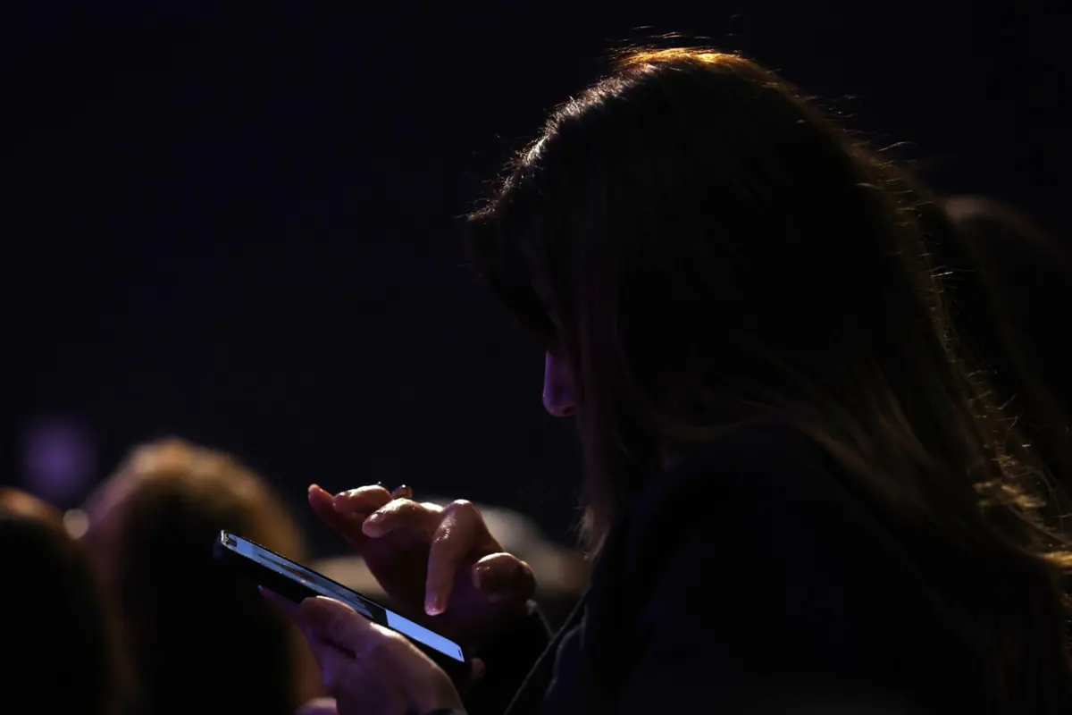 Imagem de contexto do artigo Jovens admitem acesso online involuntário e perturbador a violência ou ódio