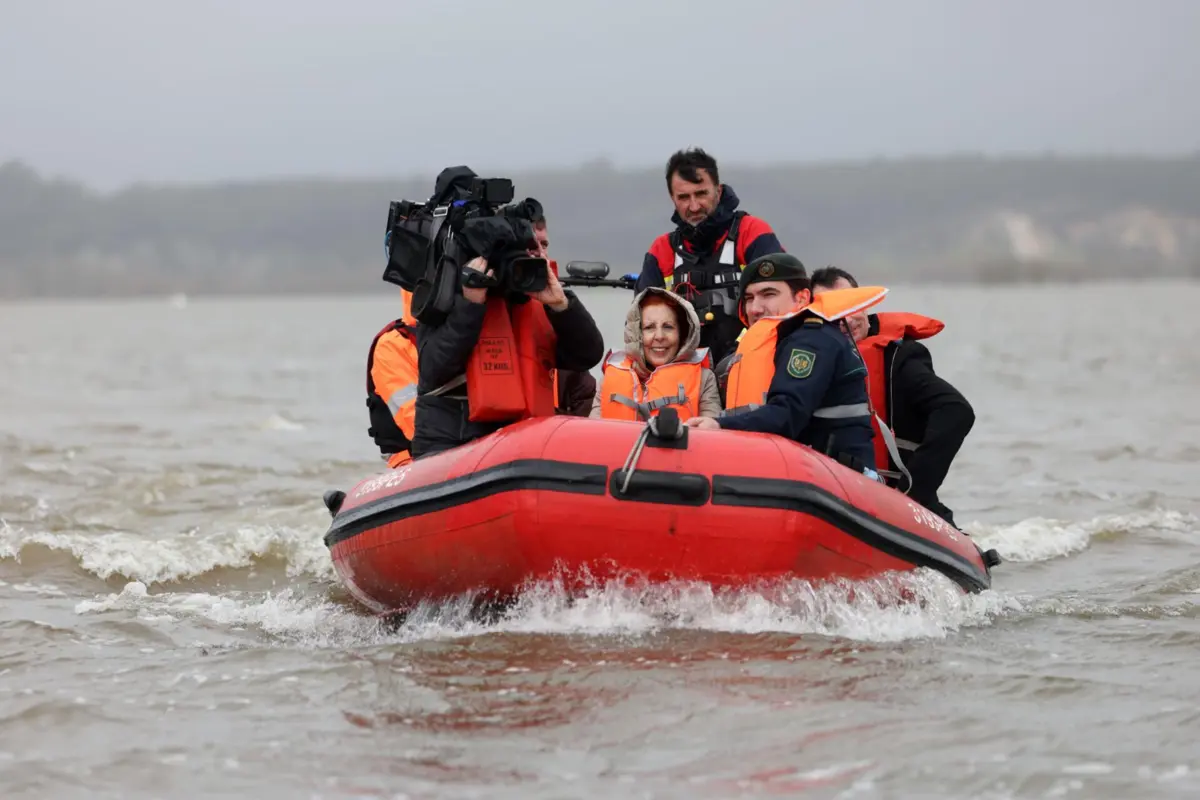 A ministra do Ambiente e Energia, Maria da Graça Carvalho, desloca-se num bote durante a vista para acompanhar a situação do Rio Tejo e os impactos das cheias no Cartaxo