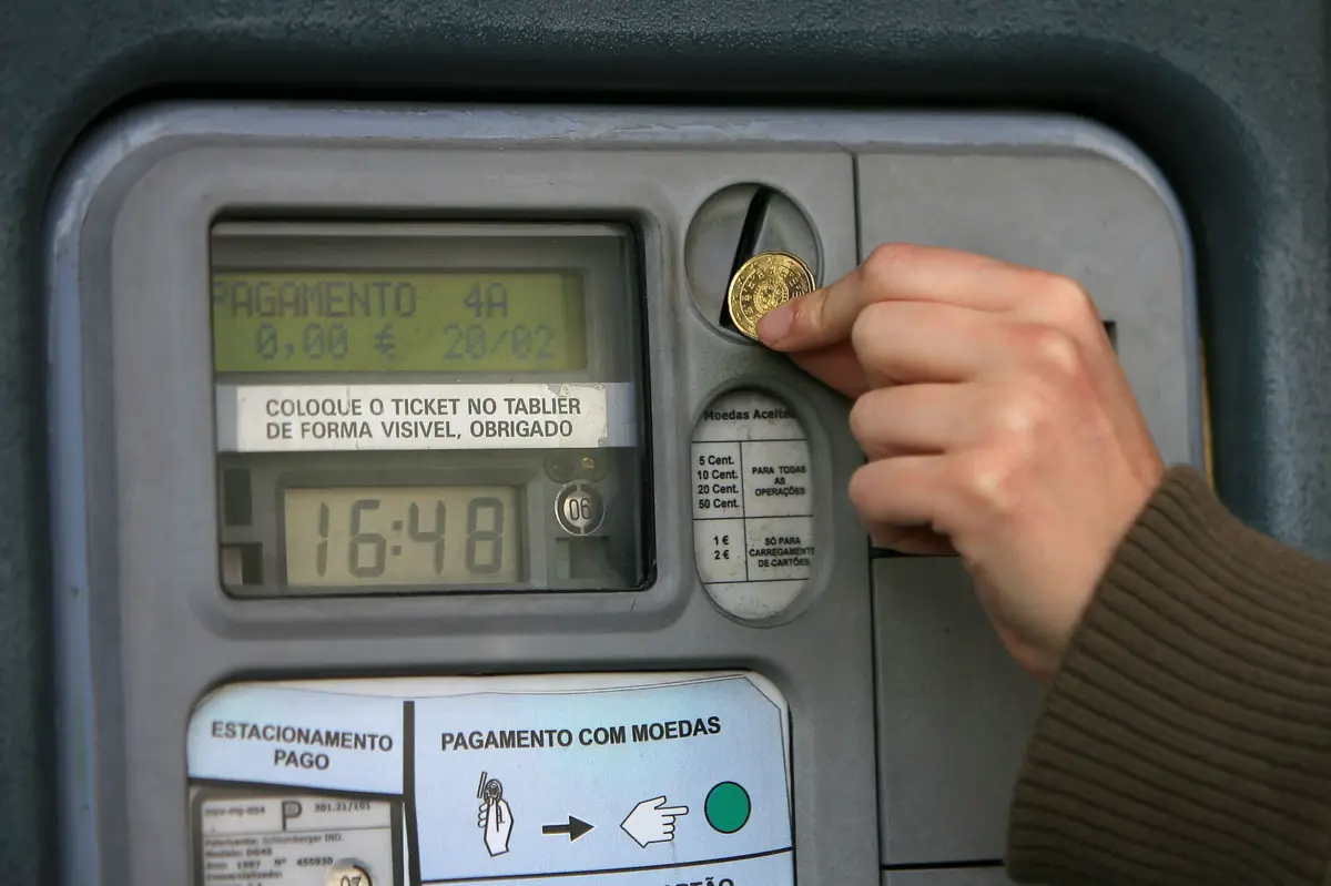 Num dos casos, um cidadão avisou a PSP de que uma das máquinas de parquímetros da baixa do Funchal estava danificada