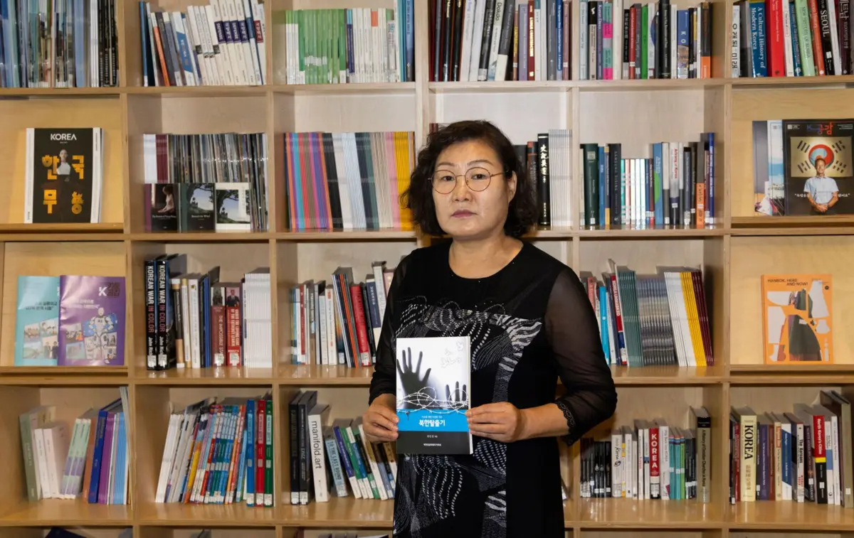 Choi afirmou ter sido submetida e ter testemunhado inspeções corporais invasivas e violência sexual e física