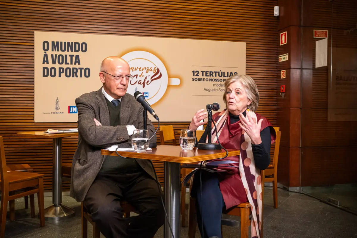 Augusto Santos Silva é o moderador das tertúlias "Conversas de Café" e Elisa Ferreira foi a primeira convidada